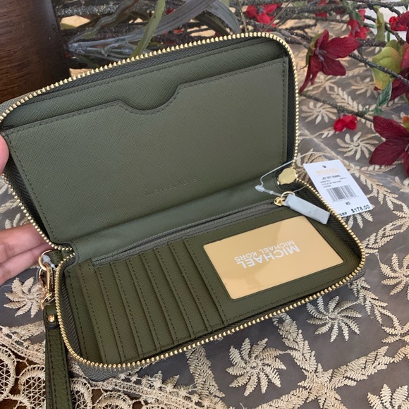 We MK olive wirstlet 🍃 - Picture 2 of 3